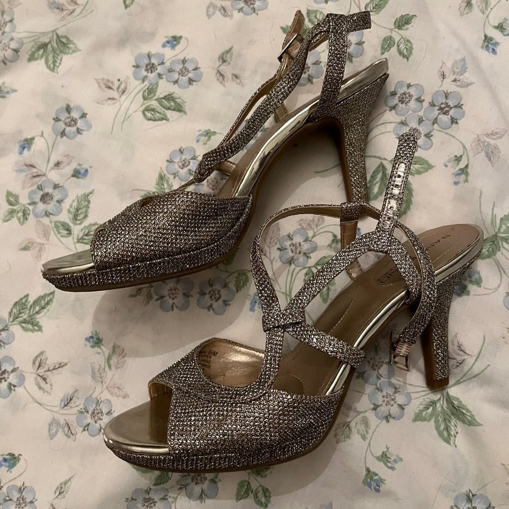 5/$25 Bandolino B•Flexible Shimmery Silver Heels